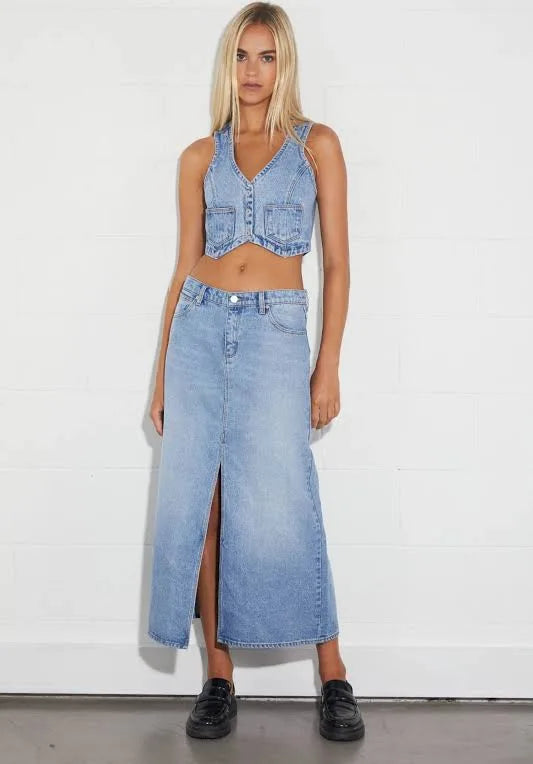 ABRAND 99’ Low Skirt - Distressed Light Denim